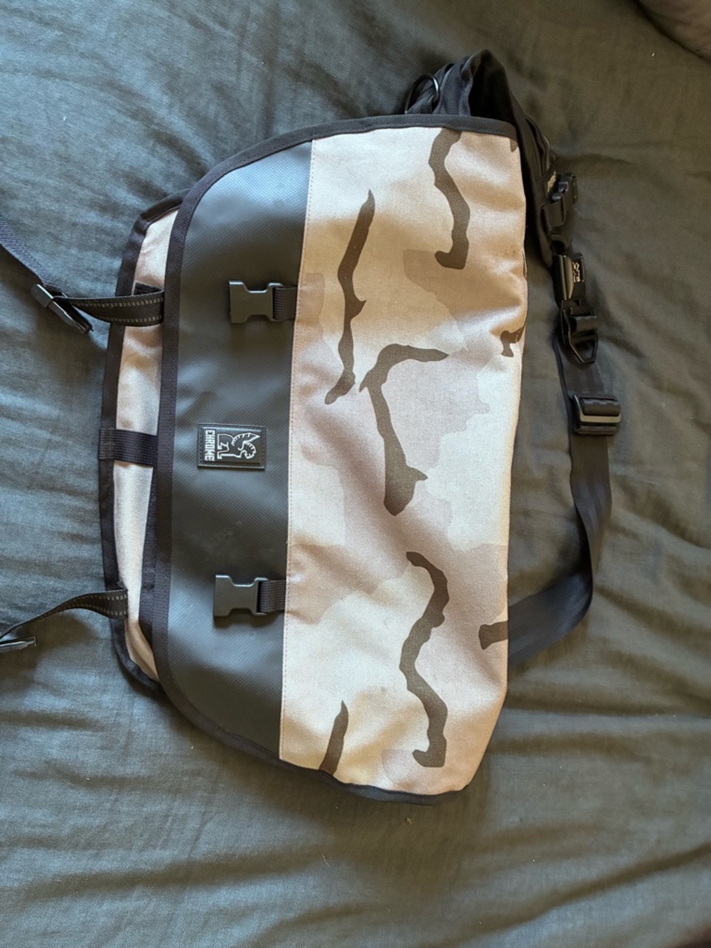 Chrome grey crossbody camo Messenger Bag - grey + black